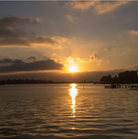 Atardecer dorado sobre el Lago Rapel