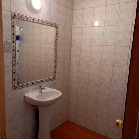 Baño del camping con lavamanos y cerámica